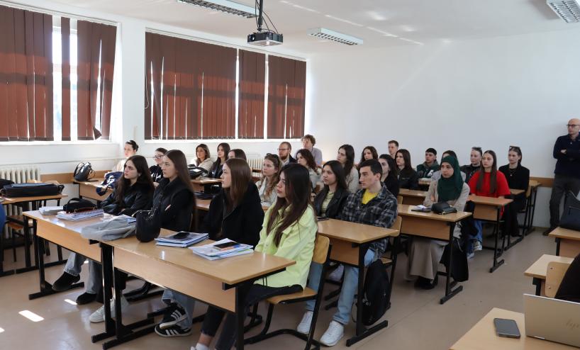 Mbahet ligjerata në lidhje me edukimin mediatik nga shoqata American Corner