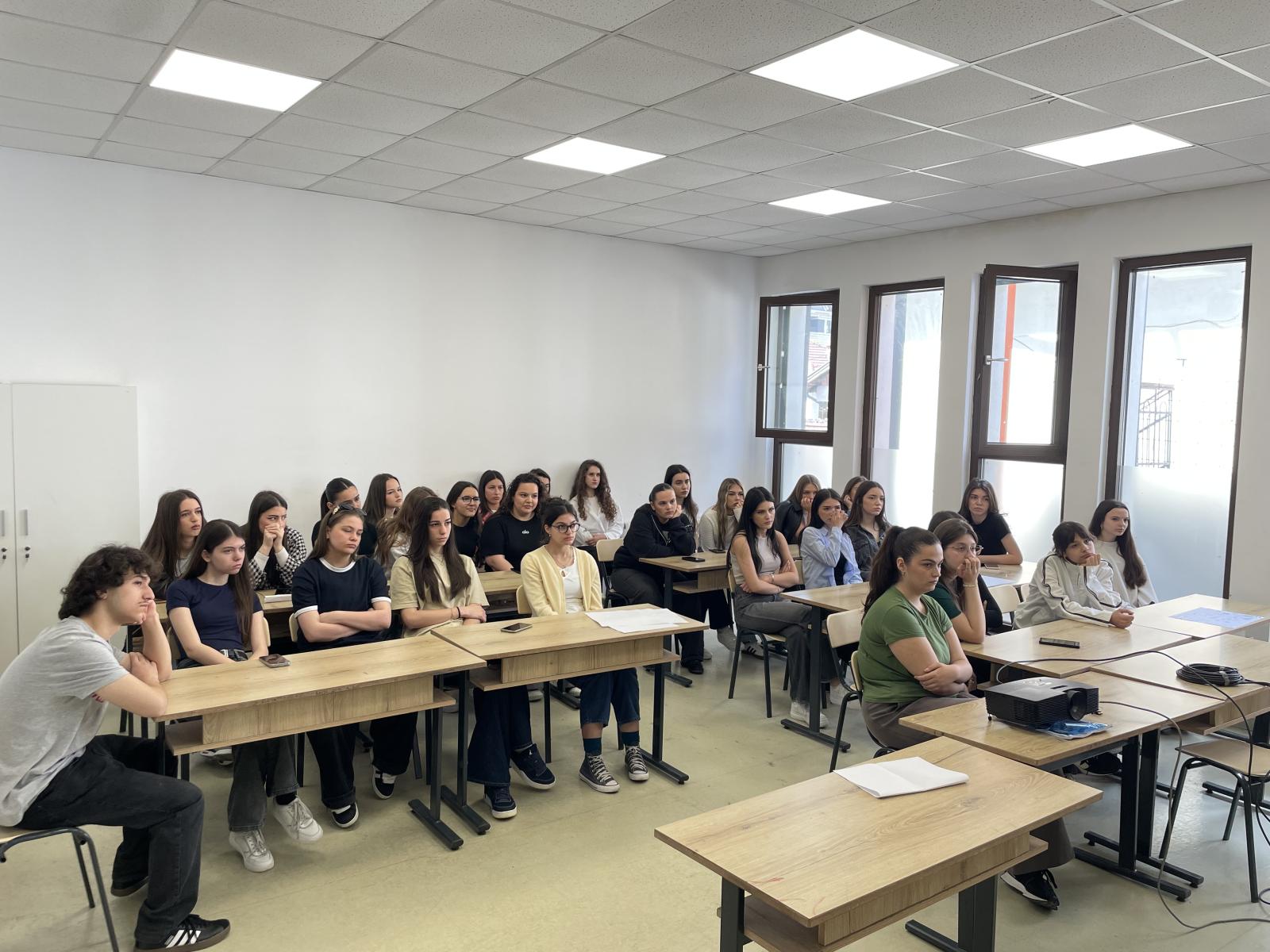 Maturantët e Pejës njihen me programet e Fakultetit të Edukimit
