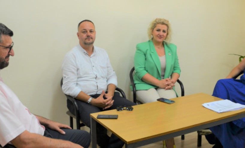The University "Fehmi Agani" receives a donation of books from the International Book Project